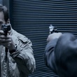 mathieu-kassovitz-avec-son-arme-jpg