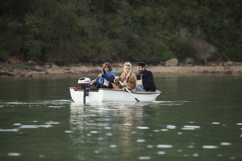 Grégoire Ludig, Virginie Efira et Géraldine Nakache dans le film "Et Ta Soeur" passage en barque