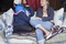 Grégoire Ludig, Virginie Efira et Géraldine Nakache dans le film "Et Ta Soeur" sur le sofa
