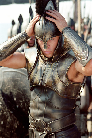 brad pitt enfile son casque