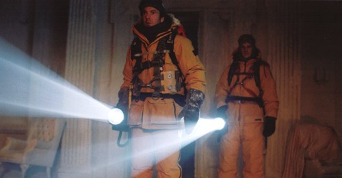 dennis quaid decouvrant les survivants