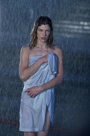 milla jovovich sous la pluie