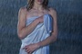 milla jovovich sous la pluie