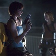 sienna guillory milla jovovich en fond