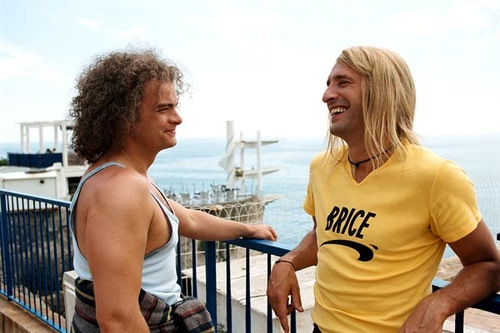 Jean Dujardin et Clovis Cornillac au bord de la plage