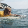 Jean Dujardin sur son surf