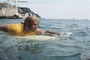 Jean Dujardin sur son surf