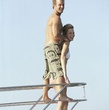 scott caan et ashley scott a l avant du bateau