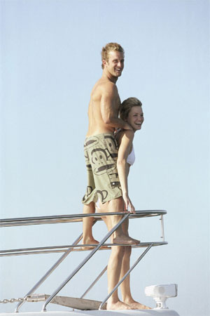 scott caan et ashley scott a l avant du bateau