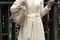 anne hathaway avec un manteau blanc