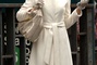 anne hathaway avec un manteau blanc