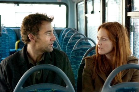 clive owen julianne moore en pleine discussion