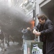 clive owen surpris par une bombe
