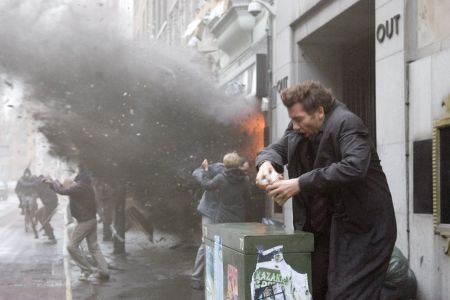 clive owen surpris par une bombe