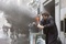 clive owen surpris par une bombe