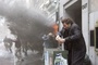 clive owen surpris par une bombe