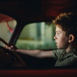 freddie highmore conduit la voiture