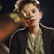 freddie highmore regarde au telescope