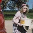 mia farrow porte une boite