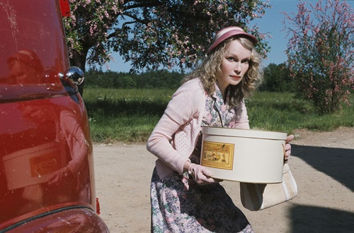 mia farrow porte une boite