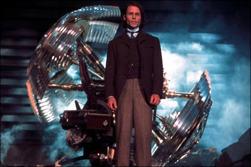 guy pearce devant la machine