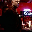 bruce-willis-dans-un-bar-jpg