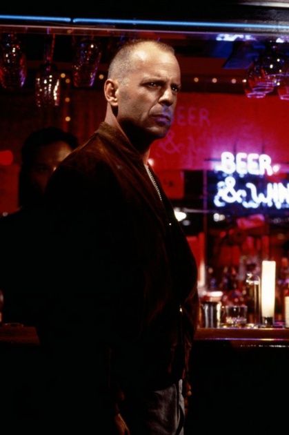 bruce-willis-dans-un-bar-jpg