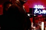 bruce-willis-dans-un-bar-jpg