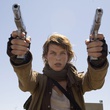 milla jovovich mena  ant de ses deux armes