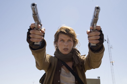 milla jovovich mena  ant de ses deux armes