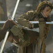 milla jovovich s accrochant