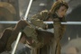 milla jovovich s accrochant