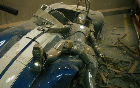 iron man eclate dans une voiture - Iron Man