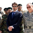 robert downey jr posant aux côtés de l'armée