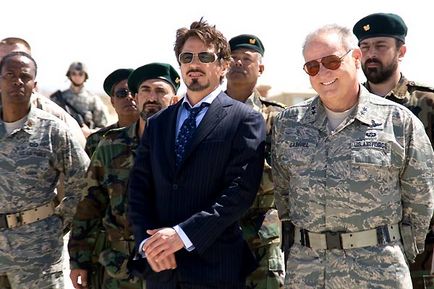 robert downey jr posant aux côtés de l'armée