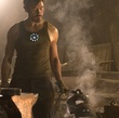 robert downey jr tony stark faisant son armure - Iron Man