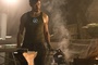 robert downey jr tony stark faisant son armure - Iron Man