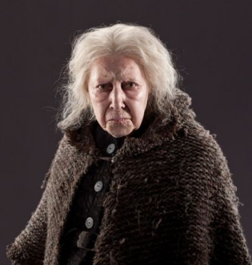 Hazel Douglas est Bathilda Tourdesac
