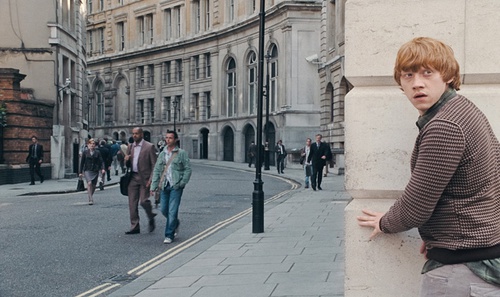 rupert grint faisant le guet