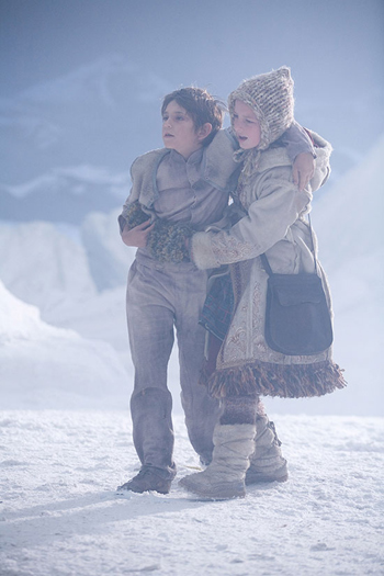 dakota blue richards aide un garcon
