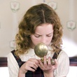 dakota blue richards regarde la boussole d or
