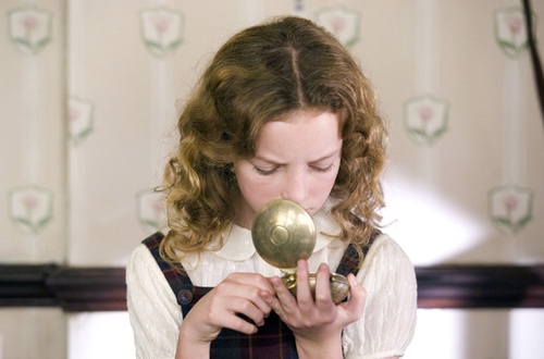 dakota blue richards regarde la boussole d or