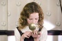dakota blue richards regarde la boussole d or