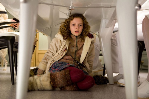 dakota blue richards sous une table
