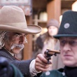 sam elliott menace avec un pistolet