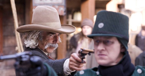 sam elliott menace avec un pistolet