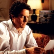 hugh grant lisant une carte