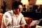 hugh grant lisant une carte