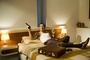 Jean Dujardin allongé sur le lit
