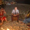 Jean Dujardin au bord du feu sur la plage - OSS 117 : Rio ne répond plus 